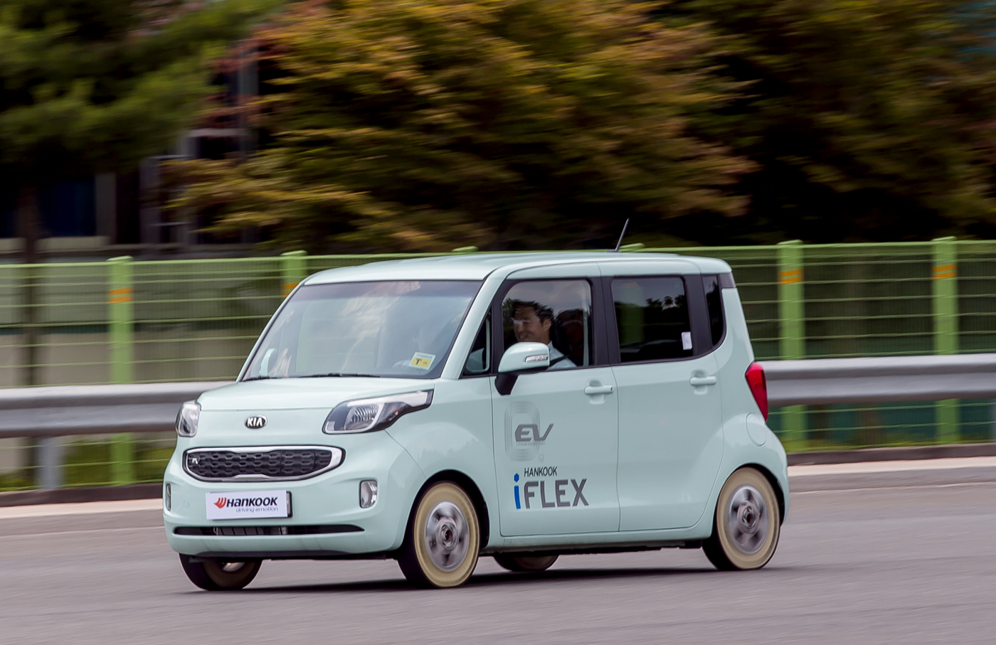 Шины iFlex впервые были испытаны в слаломе на скоростях до 130 км/ч