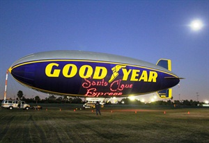 Дирижабль Goodyear на время превратится в «Экспресс Санта-Клауса»
